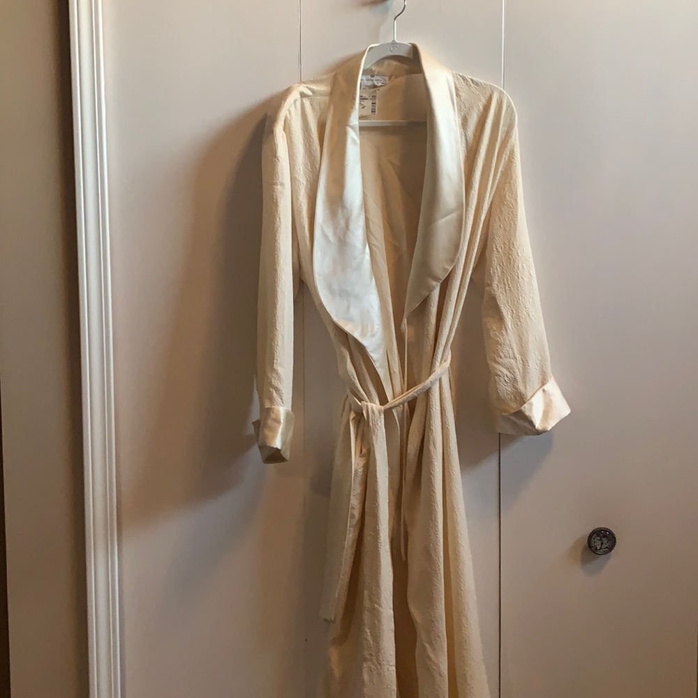 NWT SAKS FIFTH AVENUE SILK IVORY ROBE